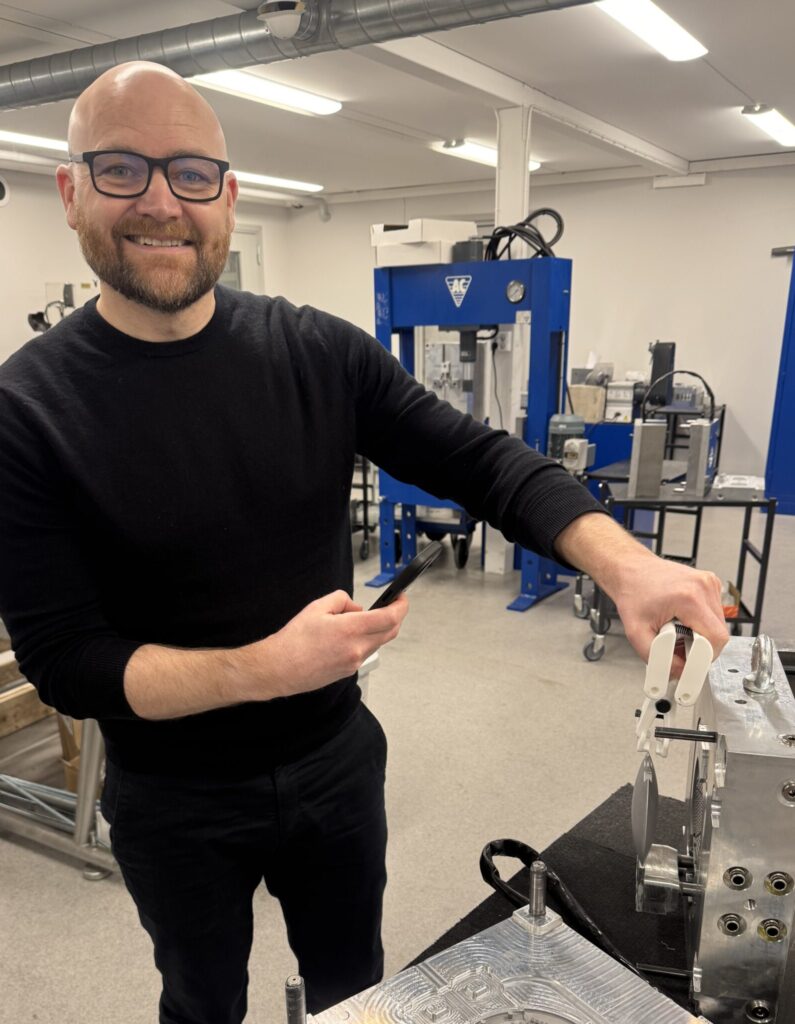 Marcus Xodor står i labbet